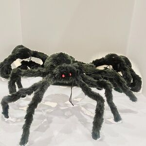 Big furry spiders. This bundle has a total of 4 all black.